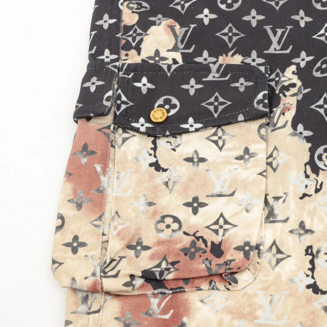 🅿️490 Louis Vuitton/Louis Vuitton all-over printed denim trousers MONOGRAM deconstructs denim workwear design with dynamic sports tailoring. A zip fastens the hood high on the collar, and it features front slant patch pockets and an elasticated hem. Monogram silicone embossed on yoke, pockets and sleeves conveys branding interest. Major celebrities and internet celebrities are vying for the model! It can be called the hottest style of the year! The first order is limited to 500 pieces, a blockbuster item! Sizr:XS-L